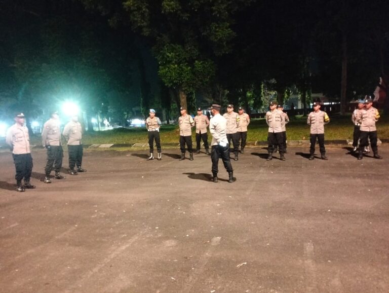 Kapolsek Ciawigebang Tekankan Kesiapsiagaan Personel Saat Apel KRYD Zona 5 di Terminal Type A Kertawangunan