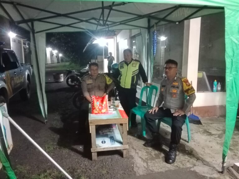 Sambang Satpam Toko Aneka Sandang di Desa Kadurama, Upaya Bhabinkamtibmas Polsek Ciawigebang Jaga Kondusifitas Wilayah Saat Patroli KRYD Malam Hari