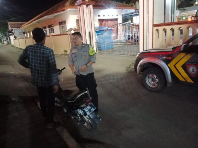 Bhabinkamtibmas Polsek Ciawigebang Gencarkan Patroli KRYD Malam Hari Antisipasi C3 dan Gangguan Kamtibmas di Desa Ciawigebang