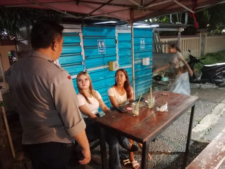 Patroli KRYD Malam Hari, Bhabinkamtibmas Polsek Ciawigebang Sampaikan Himbauan Kamtibmas kepada Remaja Perempuan di Alun-alun Desa Ciawigebang