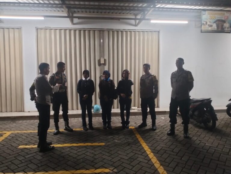 Patroli KRYD Malam Hari Personel Polsek Ciawigebang Sambangi Karyawan Indomaret di Susukan, Sampaikan Himbauan Kamtibmas