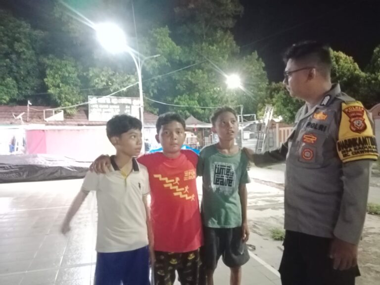Bhabinkamtibmas Polsek Ciawigebang Patroli Dialogis Malam Hari, Sampaikan Himbauan Kamtibmas kepada Anak-Anak di Alun-Alun Desa Ciawigebang
