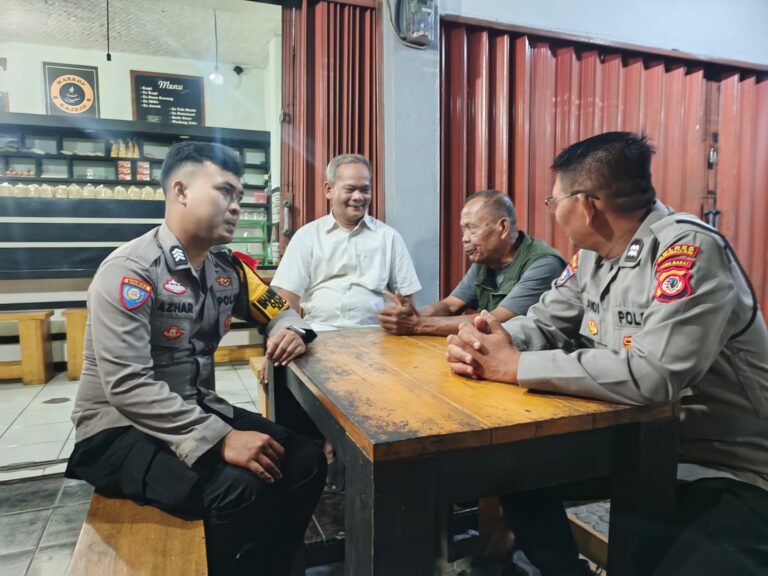 Anggota Bhabinkamtibmas Polsek Ciwaru Laksanakan Sambang dan Dialog Kamtibmas dengan Warga