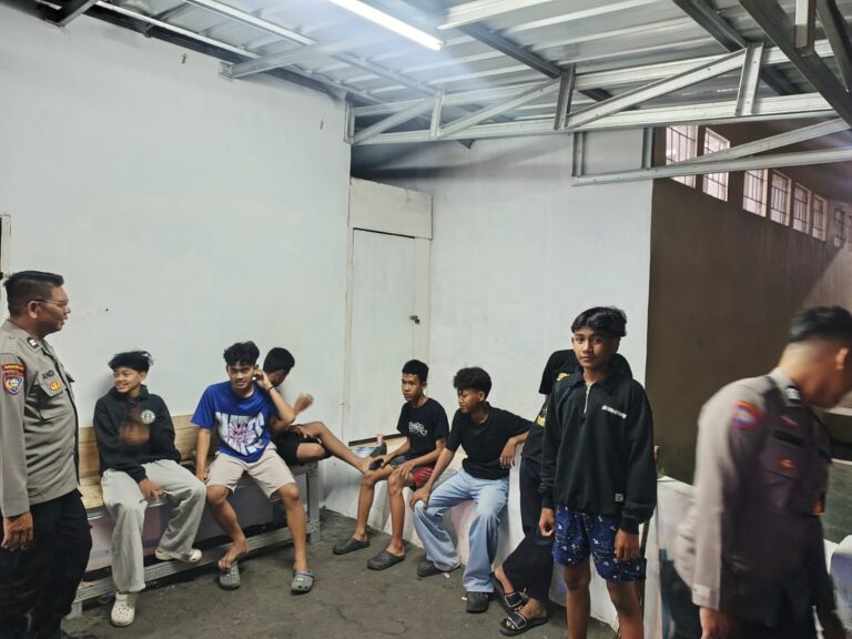 Patroli Dialogis Polsek Ciwaru Sambangi Remaja, Sampaikan Imbauan Kamtibmas