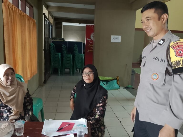 Bhabinkamtibmas Desa Muncangela Monitoring Posyandu dan Sampaikan Pesan Kamtibmas kepada Warga