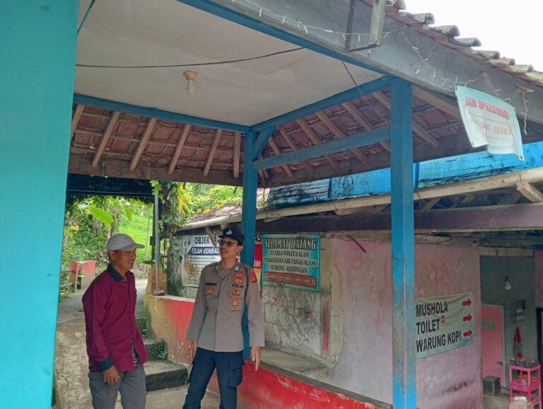 Polsek subang laksanakan patroli dialogis menyapa warga, guna ciptakan kondisi aman.