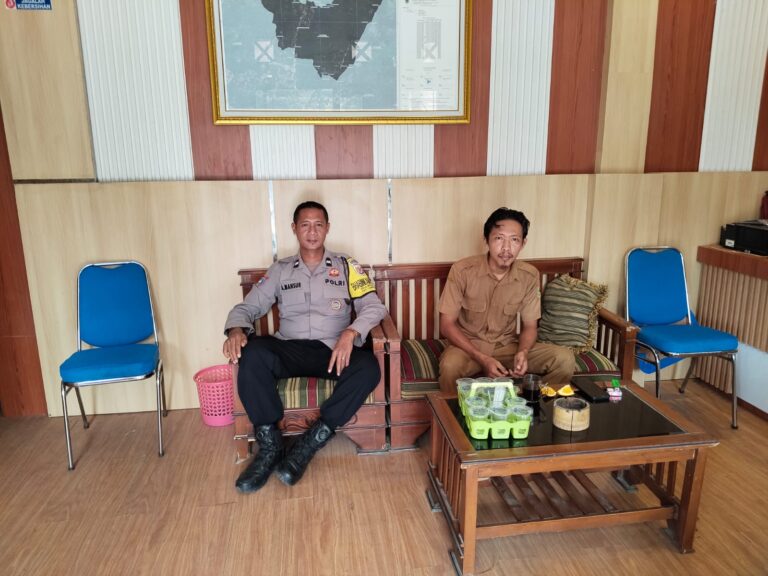 Bhabinkamtibmas Mekarjaya Sambang Perangkat Desa Pantau Situasi Kamtibmas