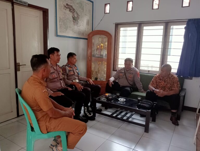 Anggota Polsek Ciawigebang Perkuat Sinergitas dengan Perangkat Desa Karoya Melalui Patroli KRYD Siang Hari