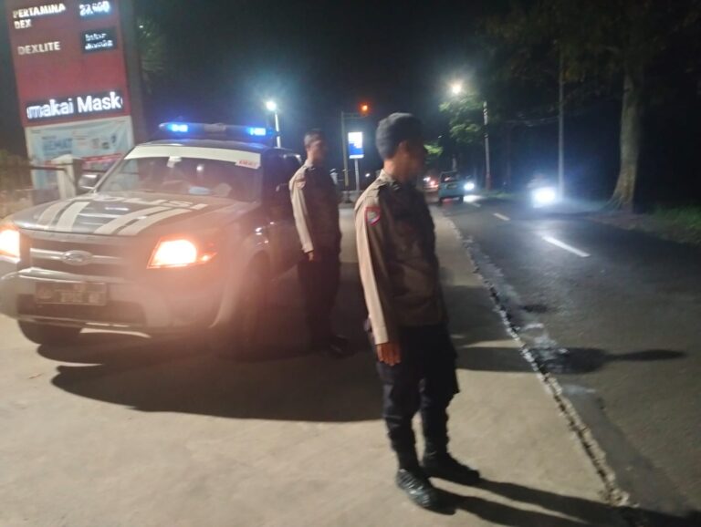 Patroli Malam, Bhabinkamtibmas Polsek Ciawigebang Antisipasi C3 di Jalan Raya Desa Cipicung