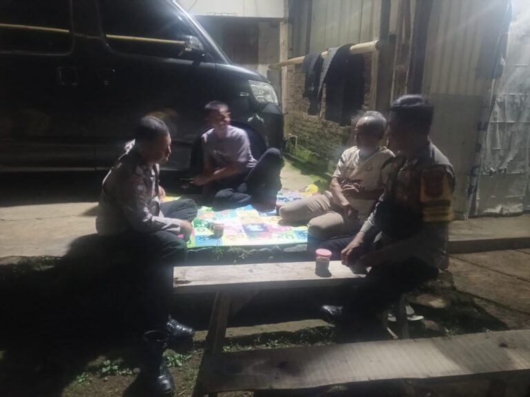 Jaga Kondusifitas Wilayah, Bhabinkamtibmas Polsek Ciawigebang Gelar Patroli KRYD Malam Hari dan Sambang Warga di Pamulihan