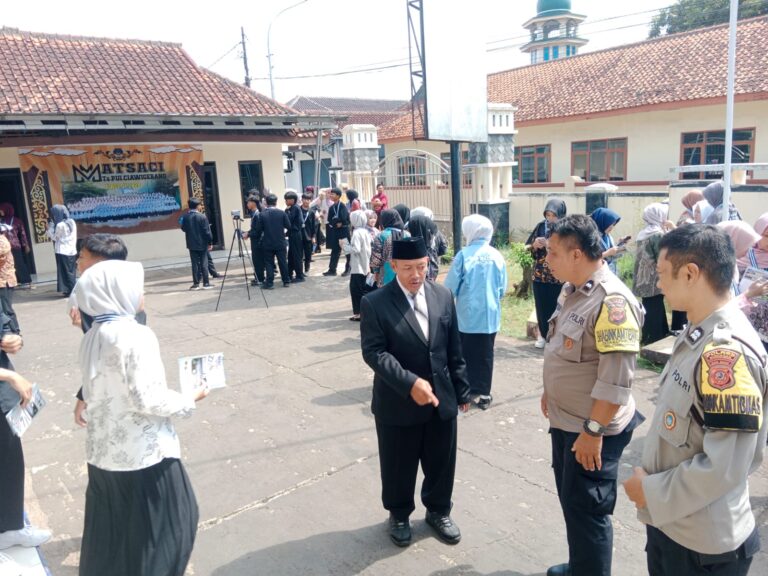 Bhabinkamtibmas Polsek Ciawigebang Amankan Kegiatan Perpisahan MTs PUI Ciawigebang di Desa Ciawigebang