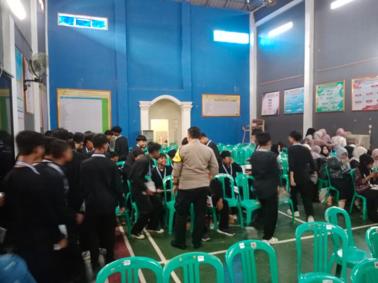 Bhabinkamtibmas Polsek Ciawigebang Laksanakan Pengamanan Acara Perpisahan dan Pelepasan Siswa Kelas IX MTs PUI Ciawigebang di Desa Ciawigebang