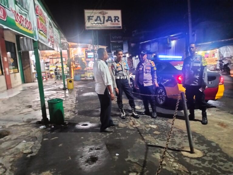 Kanit Propam dan Bhabinkamtibmas Polsek Ciawigebang Intensifkan Patroli KRYD Malam Hari Sambangi Penjaga Malam Toserba Fajar