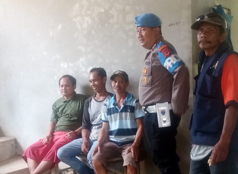 Polsek subang gelar patroli dialogis , cegah gangguan kamtibmas .