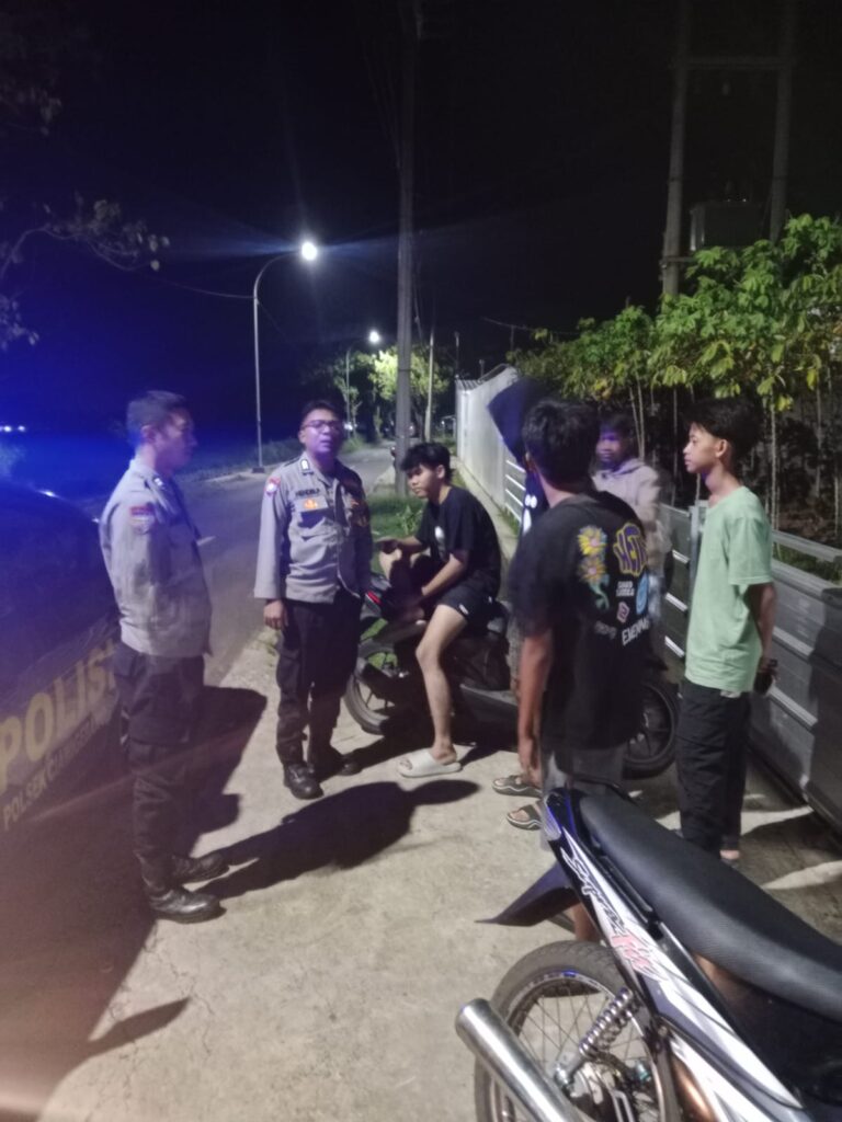 Patroli KRYD Malam Hari, Bhabinkamtibmas Polsek Ciawigebang Sambangi Remaja di Jalan Raya Geresik