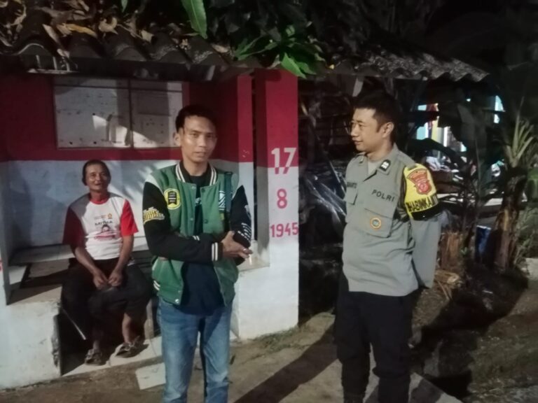Bhabinkamtibmas Polsek Ciawigebang Patroli KRYD Malam Hari Sambangi Pos Ronda Warga di Pajawanlor