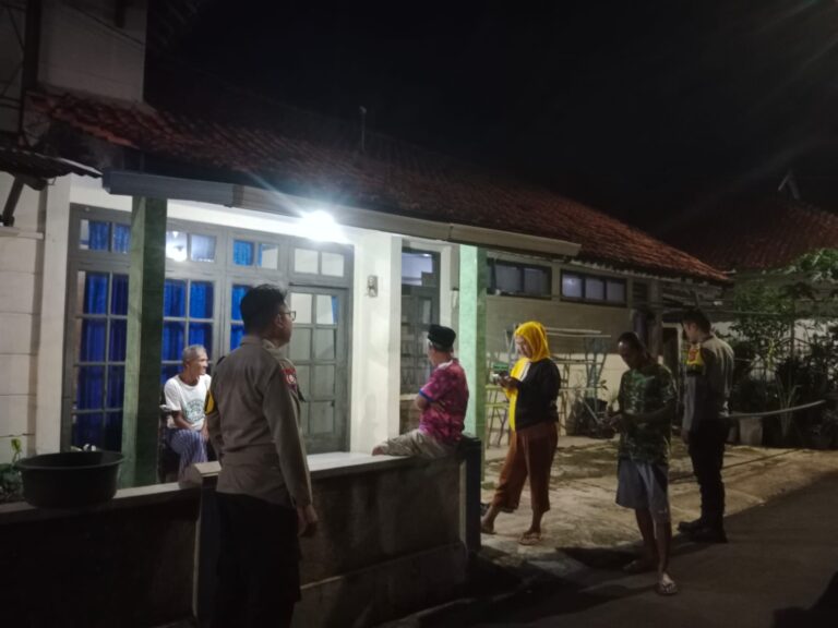 Bhabinkamtibmas Polsek Ciawigebang Laksanakan Patroli KRYD Malam Hari dan Sampaikan Himbauan Kamtibmas kepada Warga Pajawanlor