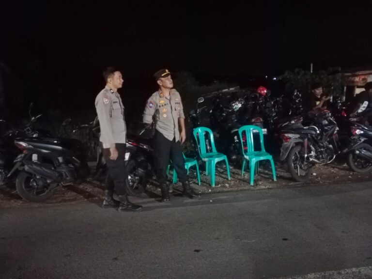 Kapolsek Ciawigebang Pimpin Pengamanan Nobar PERSIB vs PSM di Desa Ciputat