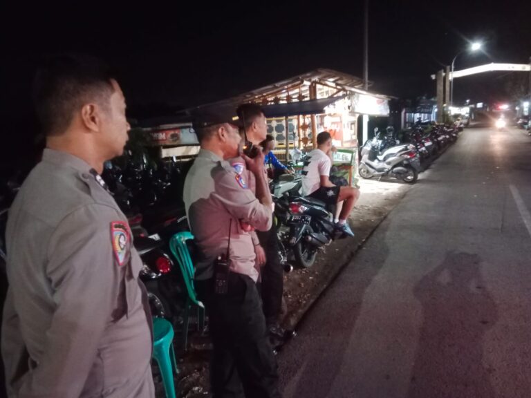 Kapolsek Ciawigebang Pastikan Nobar PERSIB vs PSM di Desa Ciputat Berjalan Aman dan Tertib