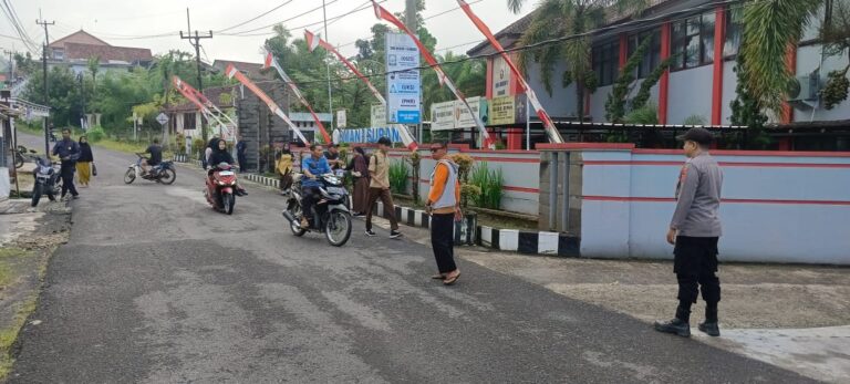 Anggota Polsek Subang laksanakan giat PH pagi, wujudkan kenyamanan berkendara masyarakat.