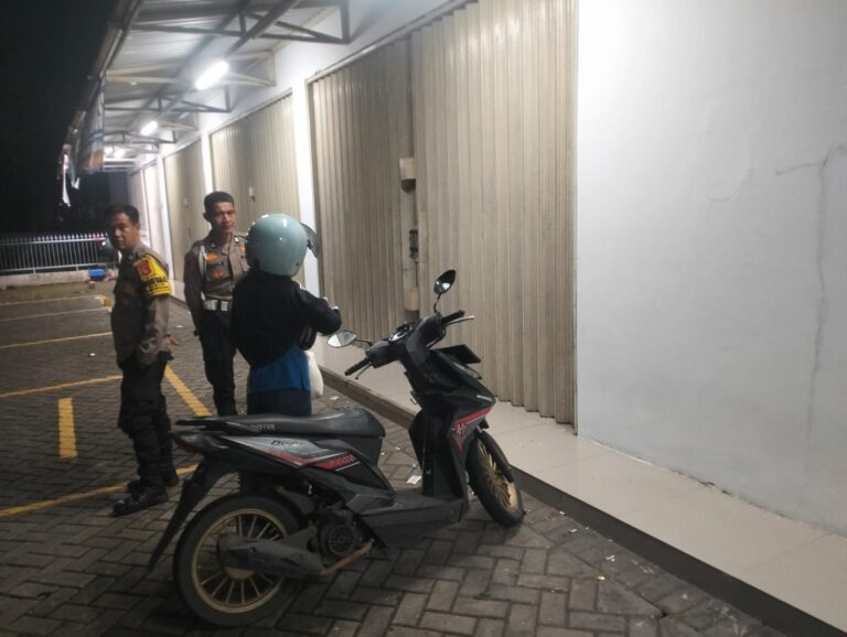 Kanit Propam Polsek Ciawigebang Pimpin Patroli KRYD Malam Hari Sambangi Karyawan Indomaret di Susukan, Sampaikan Himbauan Kamtibmas