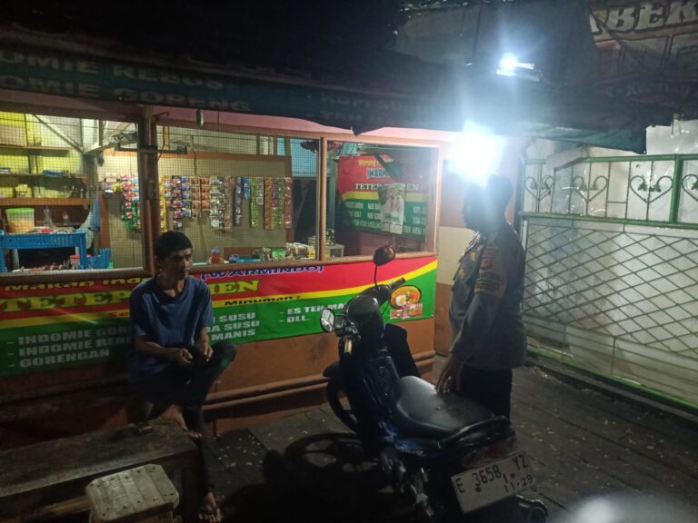 Bhabinkamtibmas Mekarsari Patroli Dialogis Pada Malam Hari, Sampaikan Himbauan Kamtibmas kepada Warga Binaan