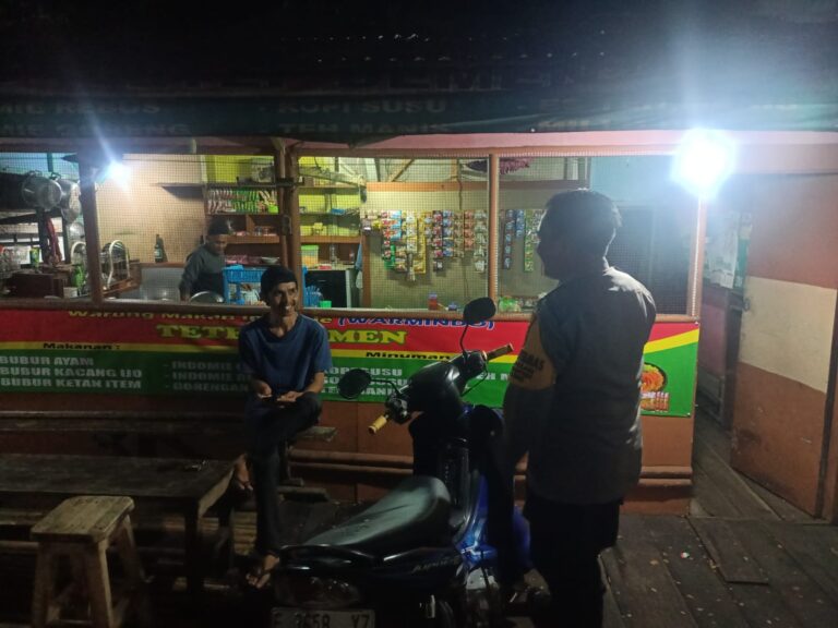 Patroli Dialogis Pada Malam Hari, Bhabinkamtibmas Ajak Warga Desa Mekarsari Jaga Keamanan Lingkungan