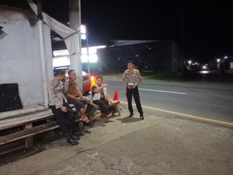 Patroli KRYD Malam, Kanit Lantas Polsek Ciawigebang Sambangi Warga Desa Sidaraja dan Sampaikan Himbauan Kamtibmas