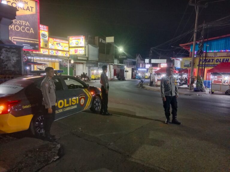 Kanit Lantas Polsek Ciawigebang Pimpin Patroli KRYD Malam Antisipasi C3 dan Gangguan Kamtibmas di Pasar Desa Ciputat