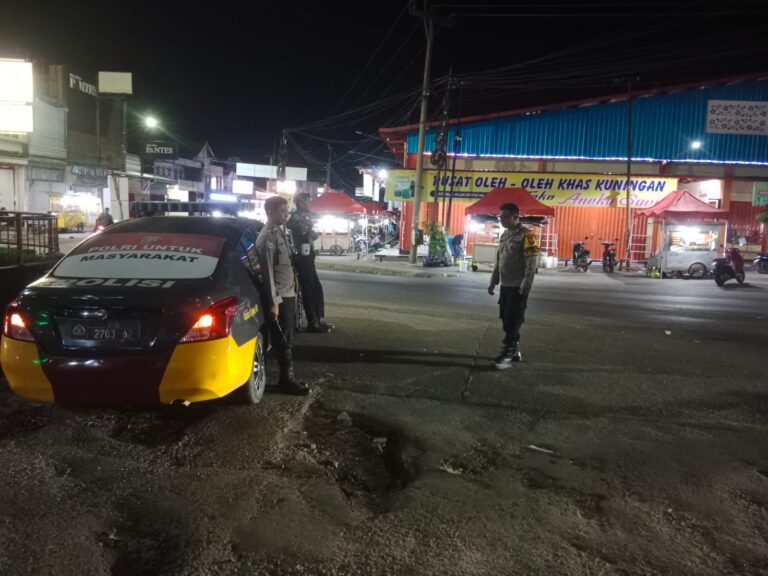 Kanit Lantas Polsek Ciawigebang Pimpin Patroli KRYD Malam Antisipasi Gangguan Kamtibmas di Pasar Desa Ciputat