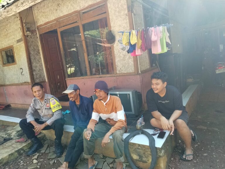 Bhabinkamtibmas Desa Sukaraja Sambang Warga, Sampaikan Pesan Kamtibmas