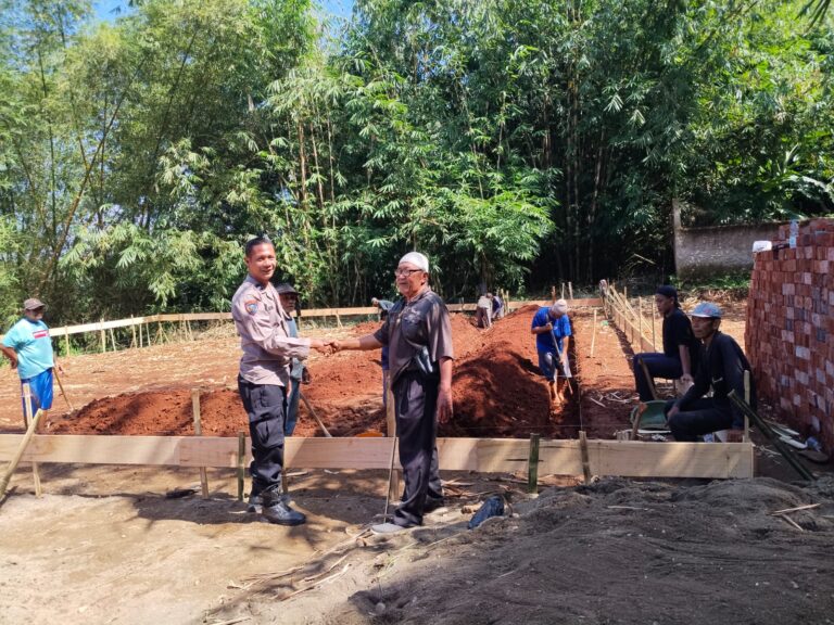 Bhabinkamtibmas Desa Mekarjaya Sambang Warga Binaan yang Sedang Bangun Pondasi Rumah