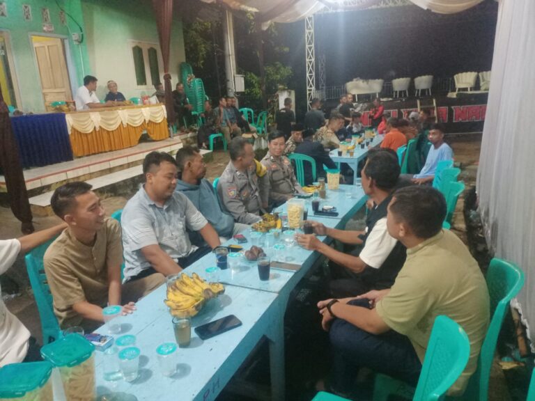 Jaga Kondusifitas Malam, Bhabinkamtibmas Polsek Ciawigebang Sambangi Warga Desa Suganangan yang Gelar Persiapan Hajatan Saat Patroli