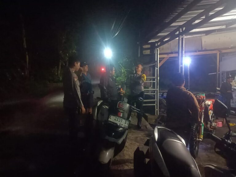Patroli Malam, Bhabinkamtibmas Polsek Ciawigebang Sambangi Warga di Desa Suganangan