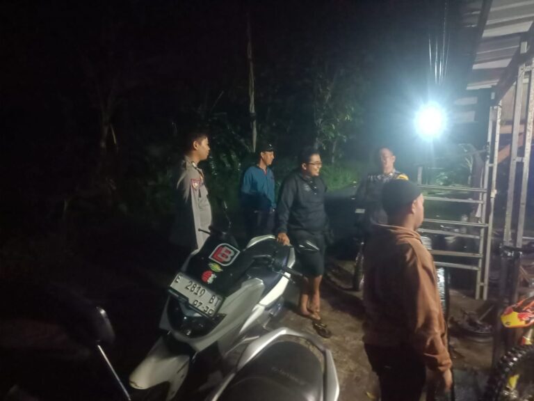 Bhabinkamtibmas Polsek Ciawigebang Sambangi Warga di Desa Suganangan Saat Patroli Malam