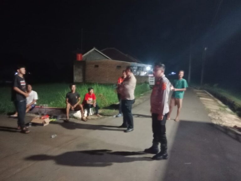 Patroli KRYD Malam Hari, Bhabinkamtibmas Polsek Ciawigebang Sambangi Warga di Sukaraja dan Sampaikan Himbauan Kamtibmas