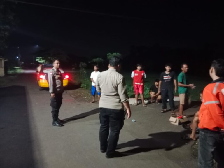 Bhabinkamtibmas Polsek Ciawigebang Sambangi Warga di Desa Sukaraja Saat Patroli KRYD Malam