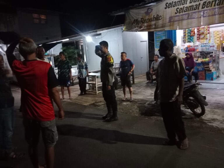 Cipta Kondisi Malam, Bhabinkamtibmas Polsek Ciawigebang Berikan Himbauan Kamtibmas kepada Warga Desa Sukaraja Saat Patroli KRYD