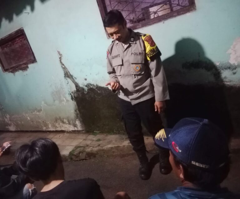 Patroli Malam Hari, Bhabinkamtibmas Polsek Ciawigebang Ajak Warga Desa Sukaraja Jaga Kamtibmas