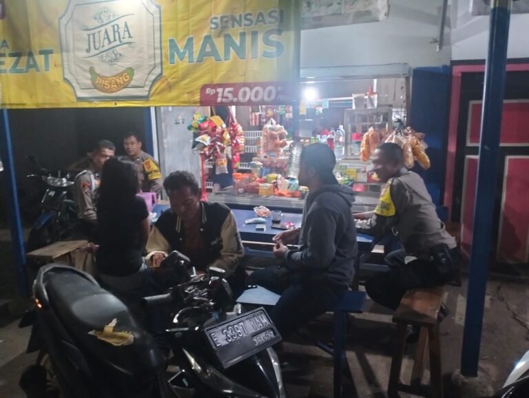 Patroli KRYD Malam Hari, Personel Polsek Ciawigebang Sambangi Warga di Warung Cipicung