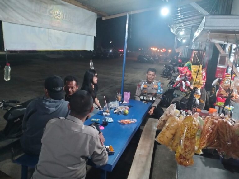 Sambangi Warga di Warung Cipicung, Personel Polsek Ciawigebang Sampaikan Himbauan Kamtibmas Saat Patroli KRYD Malam Hari