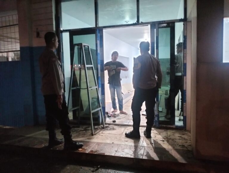 Patroli KRYD Malam Hari Personel Polsek Ciawigebang Sambangi Warga Renovasi Kantor di Susukan