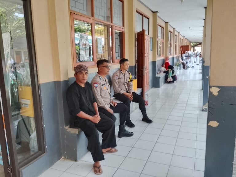 Ciptakan Situasi Kondusif, Bhabinkamtibmas Polsek Ciawigebang Amankan Acara Pentas Seni dan Pelepasan Siswa SMPN 2