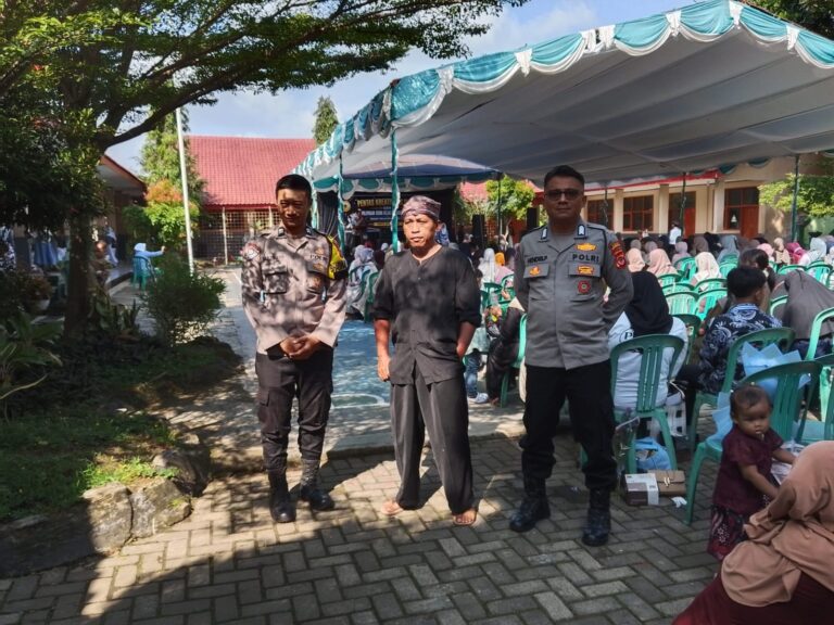 Bhabinkamtibmas Polsek Ciawigebang Pastikan Kegiatan Pelepasan Siswa SMPN 2 Aman Kondusif