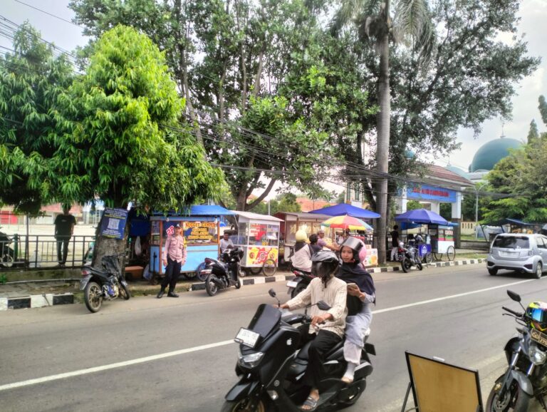 Polsek Ciawigebang Kawal Ratusan Bobotoh Persib Menuju Lokasi Nobar Indonesia Super League di Pendapa Paramartha