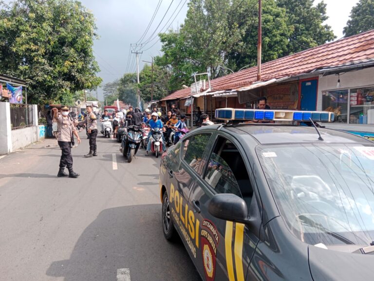 Ciptakan Situasi Kondusif, Polsek Ciawigebang Kawal Bobotoh Persib Nobar Indonesia Super League ke Pendapa Paramartha
