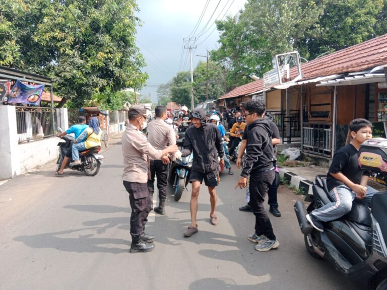 Kapolsek Ciawigebang Pimpin Langsung Pengawalan Bobotoh Persib ke Lokasi Nobar Indonesia Super League di Pendapa Paramartha