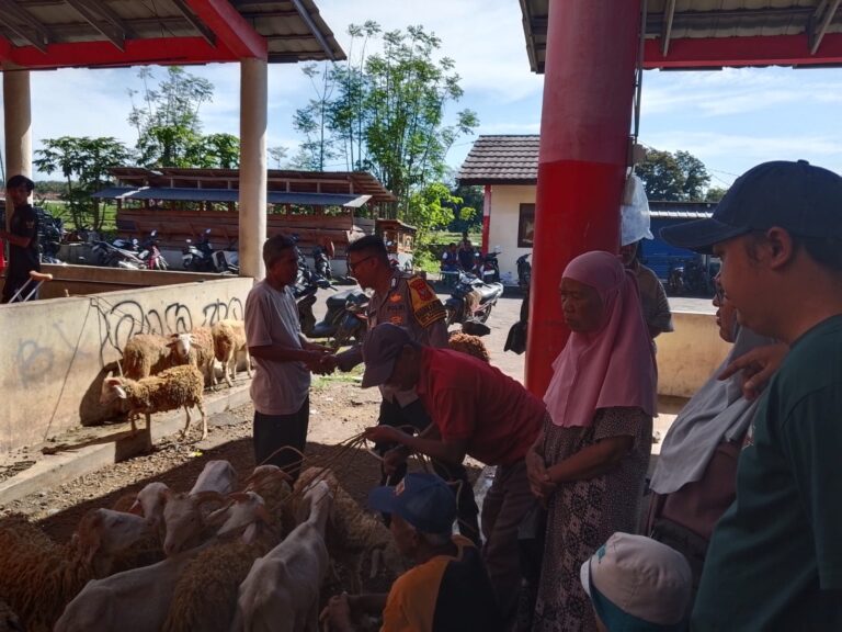 Jelang Idul Adha 1447 H, Bhabinkamtibmas Polsek Ciawigebang Himbau Kamtibmas di Pasar Hewan Ciawigebang Saat Patroli KRYD Siang Hari