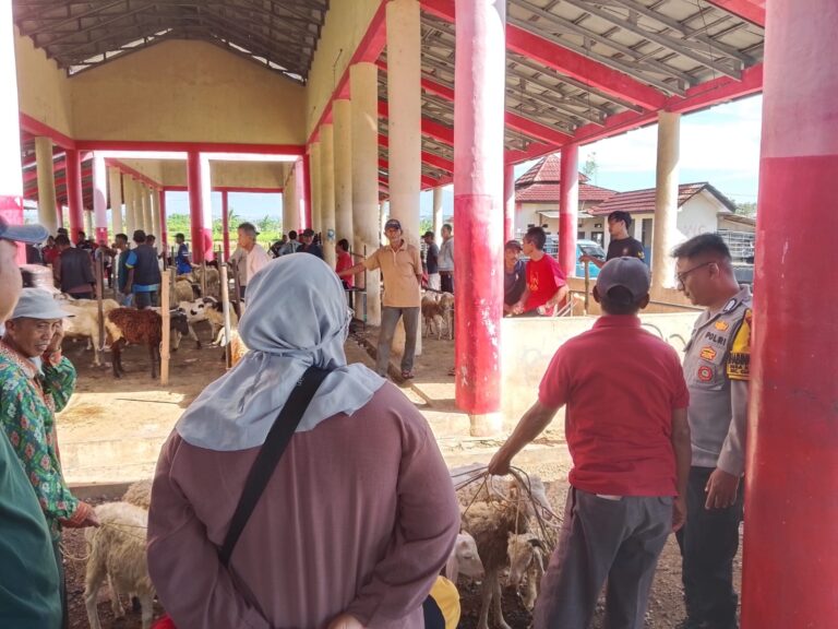 Bhabinkamtibmas Polsek Ciawigebang Tingkatkan Patroli KRYD Siang Hari di Pasar Hewan Ciawigebang Jelang Idul Adha 1447 H