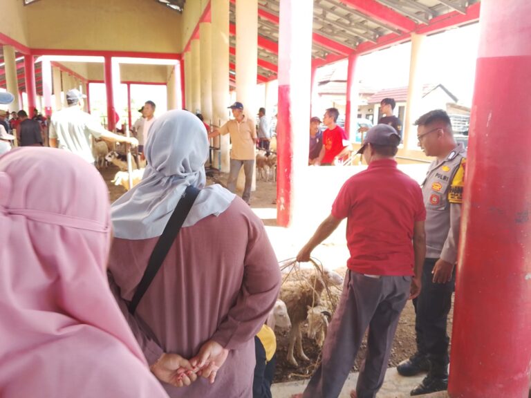 Jelang Idul Adha 1447 H, Bhabinkamtibmas Polsek Ciawigebang Sambangi Pedagang dan Pengunjung Pasar Hewan Ciawigebang Saat Patroli KRYD Siang Hari